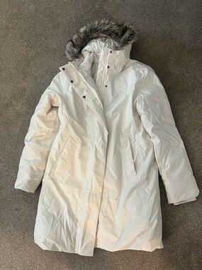 The North Face Women's White Puffer Parka with Faux-Fur Trimmed Hood